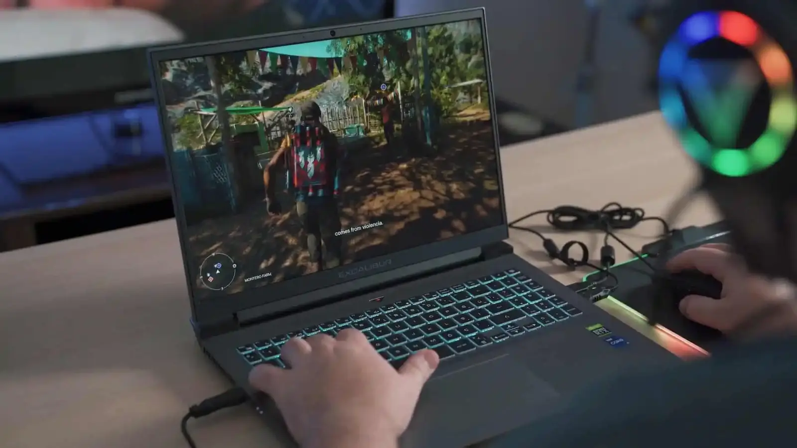 Usuario jogando em notebook gamer de alta definição